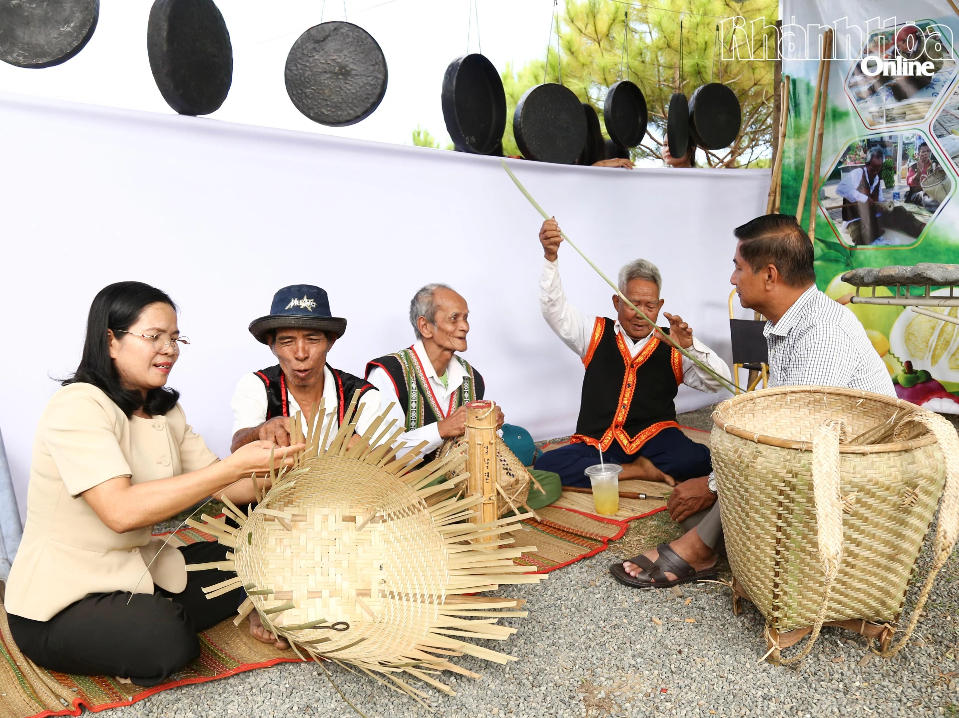 Trình diễn nghề thủ công truyền thống của người dân xã Đông Khánh Sơn