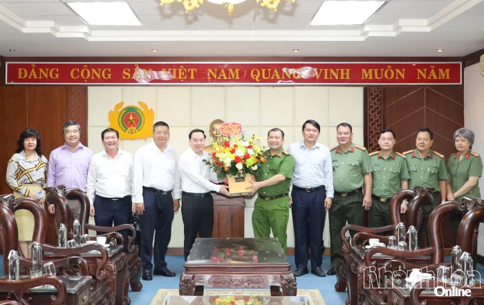 Phó Bí thư Thường trực Tỉnh ủy Hồ Xuân Trường chúc mừng Công an tỉnh nhân Ngày truyền thống lực lượng Công an nhân dân