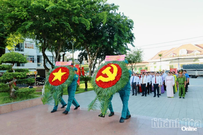 Phường Tây Nha Trang tổ chức lễ viếng, đặt vòng hoa tại Tượng đài 23 tháng 10 