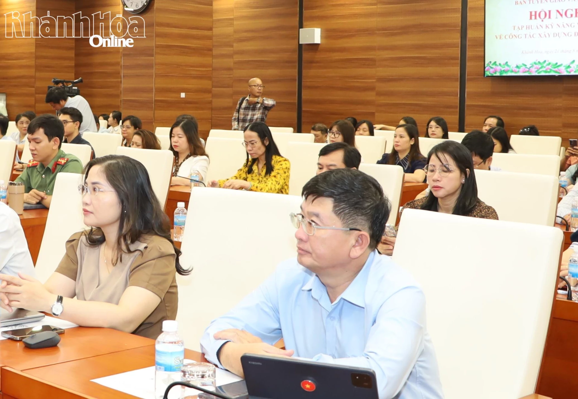 Các đại biểu tham dự hội nghị.
