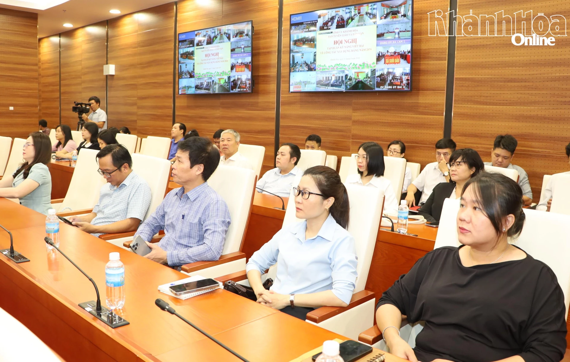 Các đại biểu tham dự hội nghị.