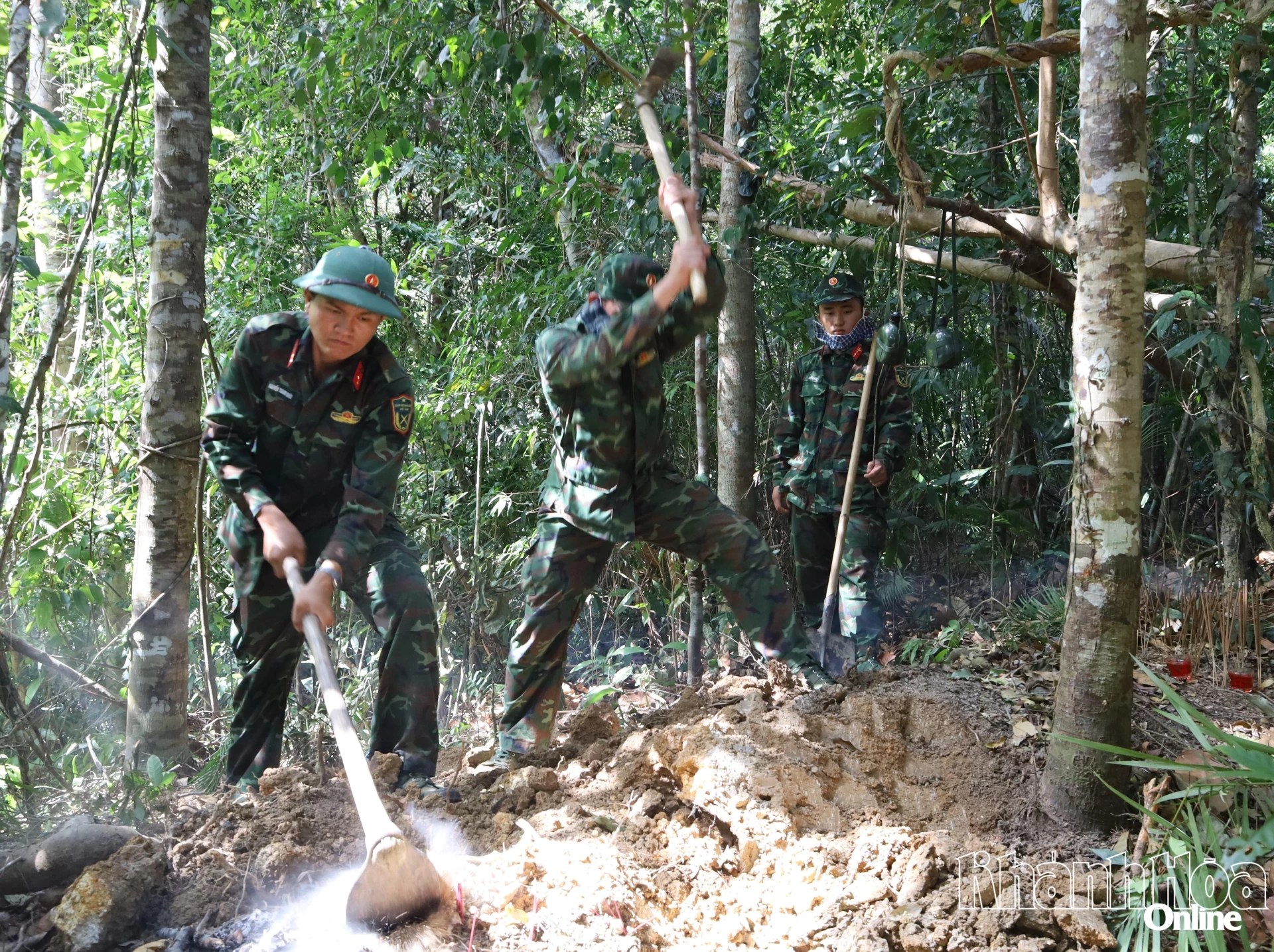 Cán bộ, chiến sĩ Đội tìm kiếm, quy tập hài cốt liệt sĩ tiến hành khai quật tìm kiếm dấu tích liệt sĩ.