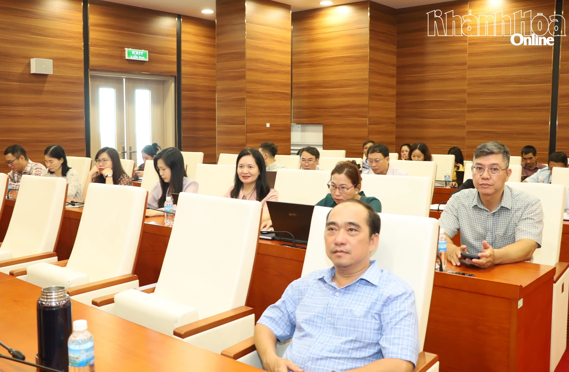 Các đại biểu tham dự hội nghị.