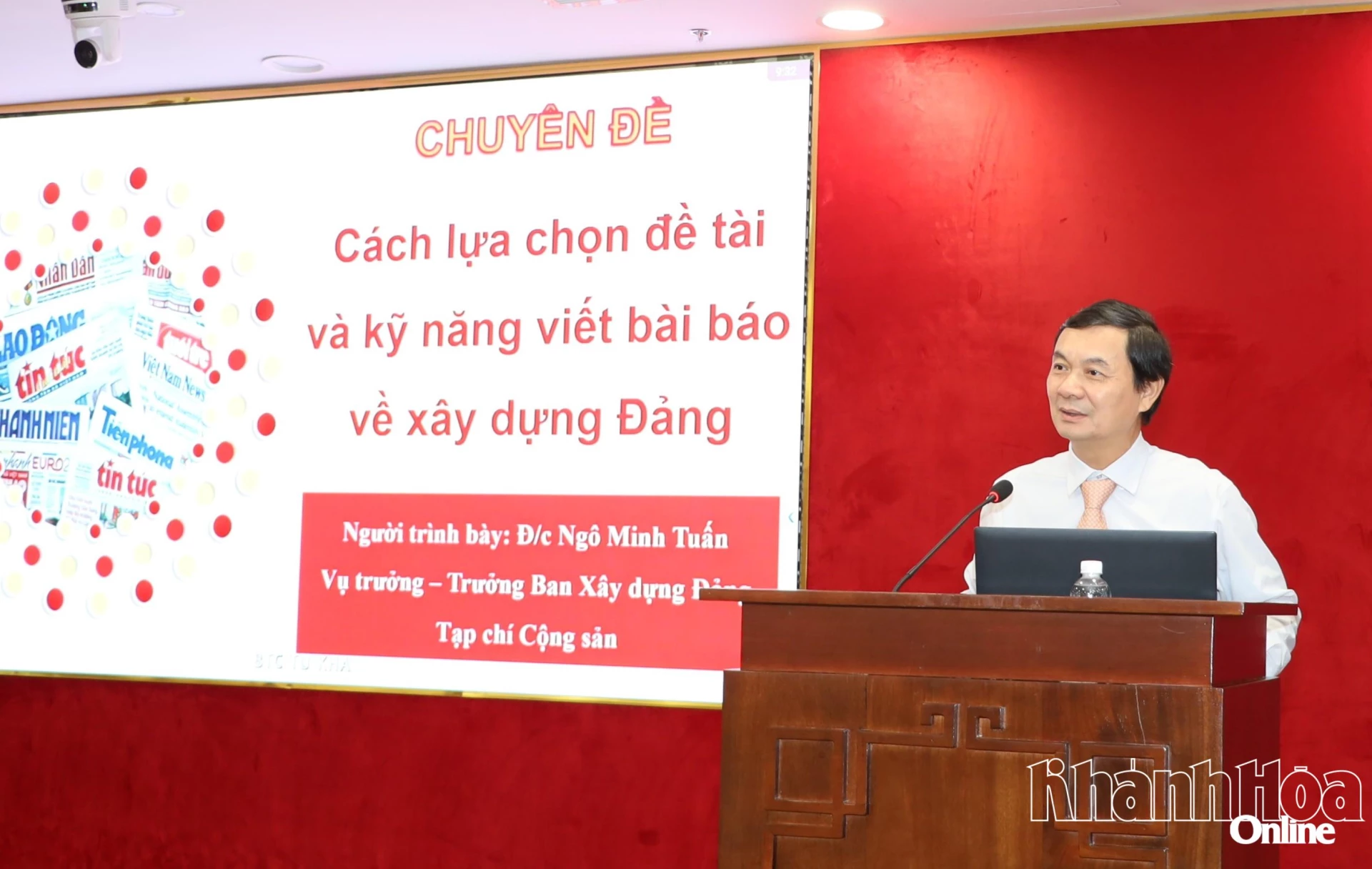 Đồng chí Ngô Minh Tuấn truyền các nội dung tại hội nghị.