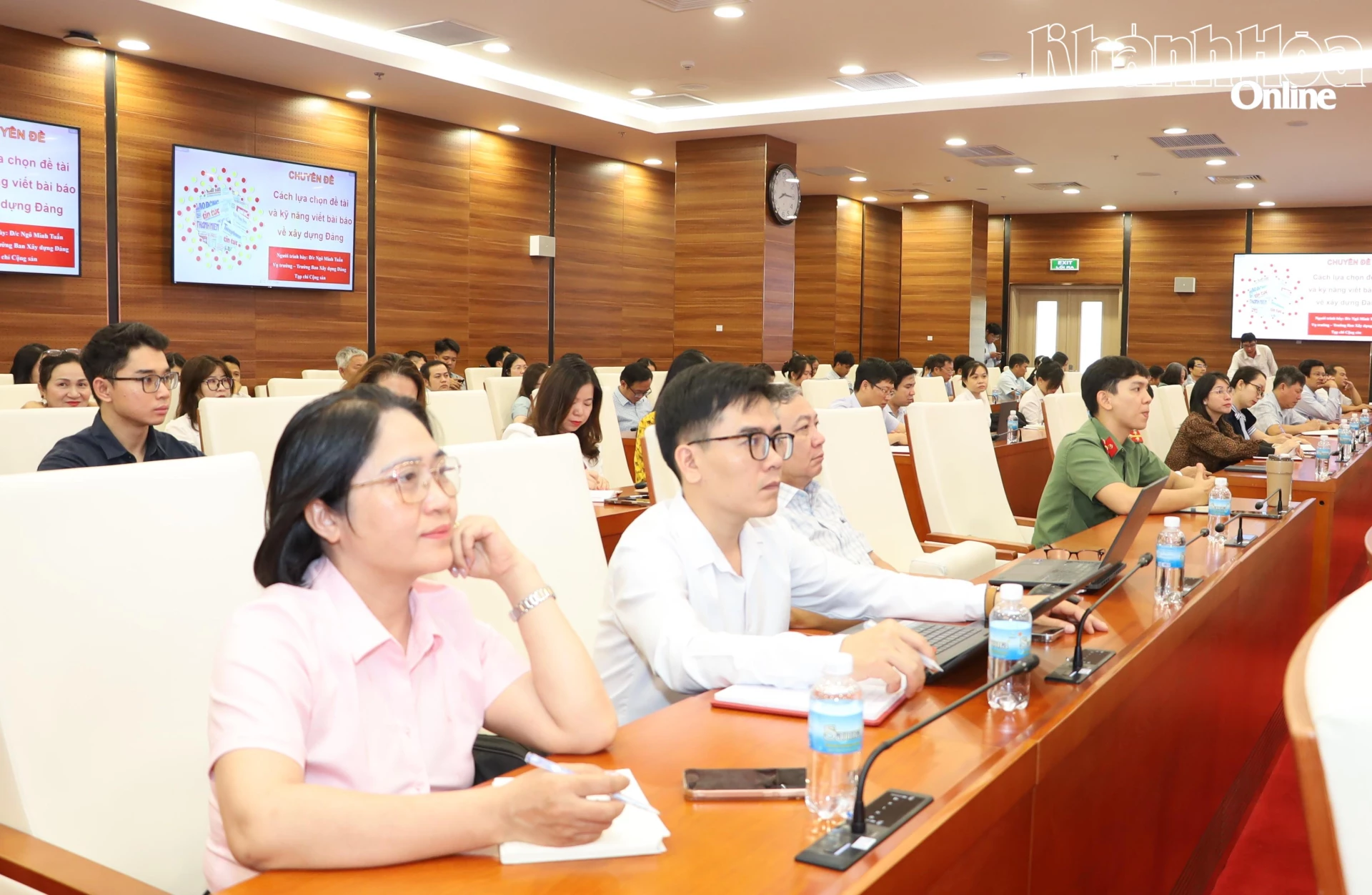Các đại biểu tham dự hội nghị.