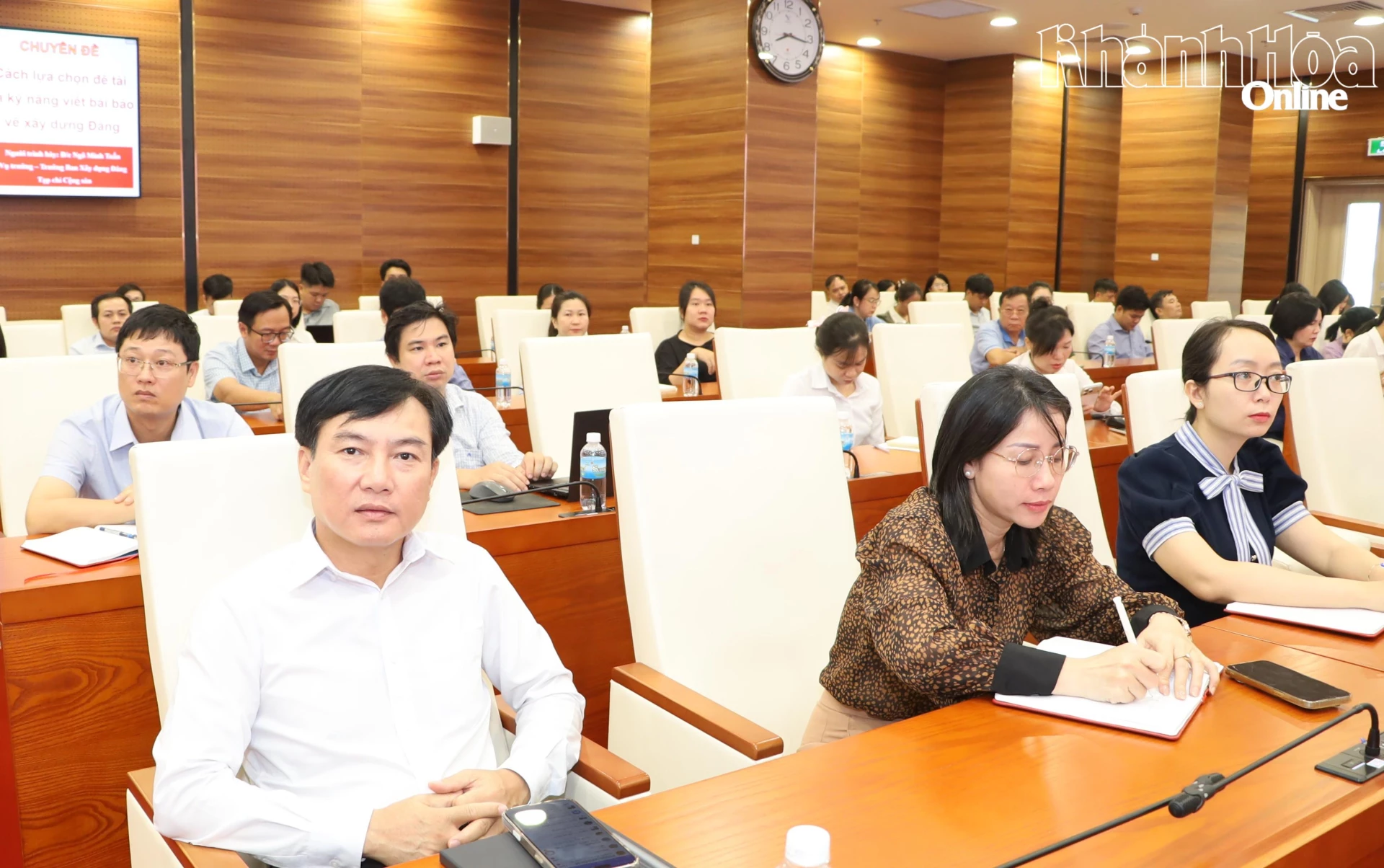 Các đại biểu tham dự hội nghị.