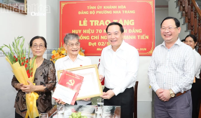 Phó Bí thư Thường trực Tỉnh ủy Hồ Xuân Trường trao Huy hiệu 70 năm tuổi Đảng cho đảng viên Nguyễn Mạnh Tiến
