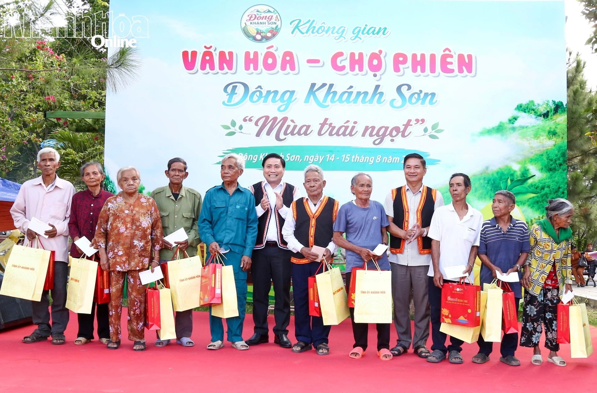 Đồng chí Lâm Đông và lãnh đạo xã Đông Khánh Sơn trao quà cho các hộ dân