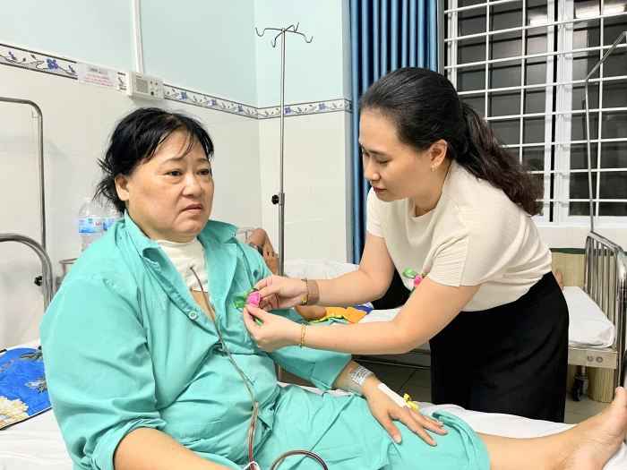 Ấm áp chương trình “Hoa hồng xuống phố” tại Bệnh viện Ung bướu Khánh Hòa