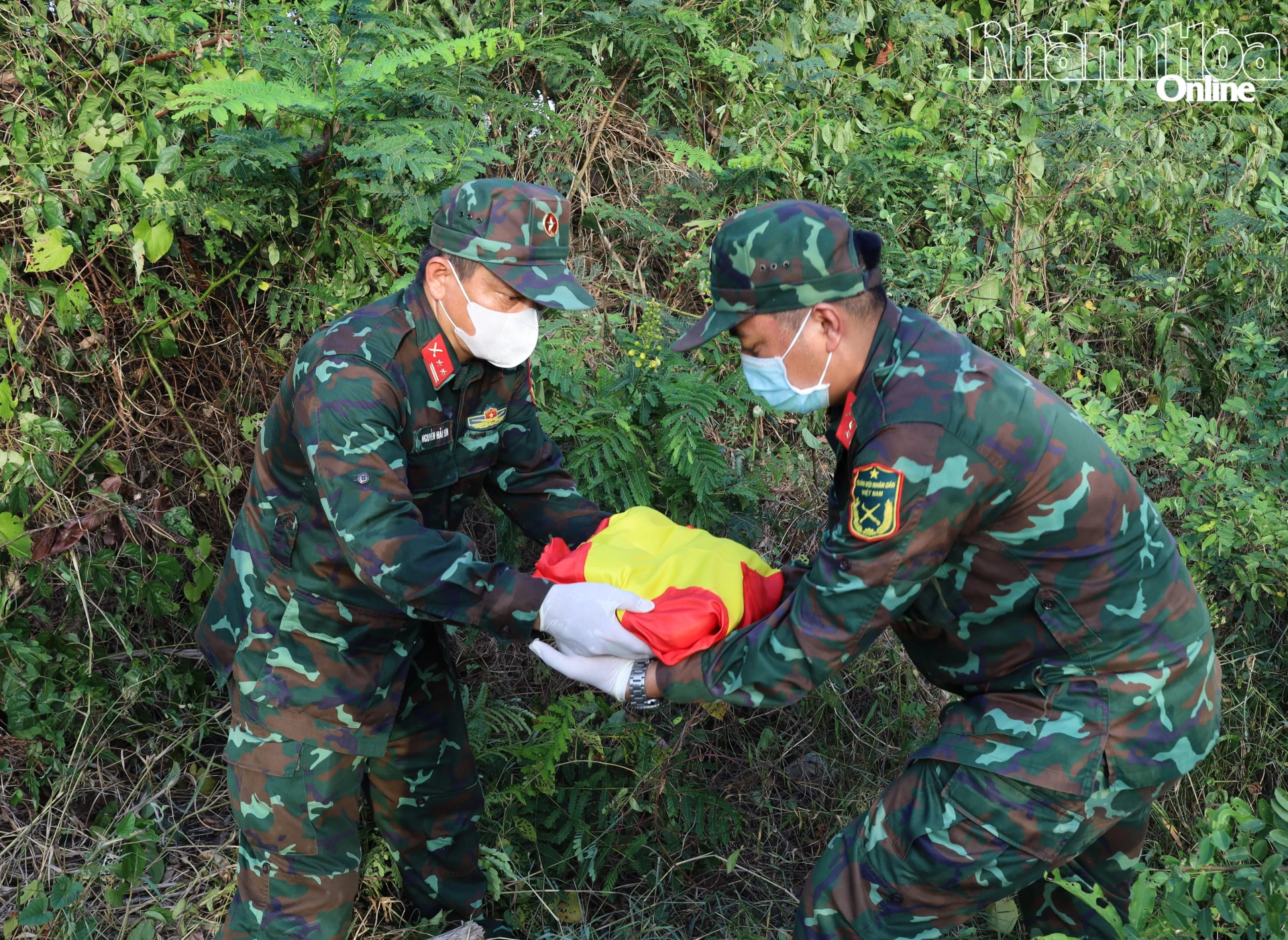 Từng hài cốt liệt sĩ được các cán bộ, chiến sĩ cẩn trọng đưa xuống núi Hòn Chảo.
