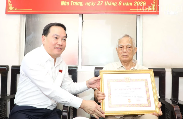 Phó Bí thư Thường trực Tỉnh ủy Hồ Xuân Trường trao Huy hiệu 60 năm tuổi Đảng cho đồng chí Nguyễn Thiết Hùng