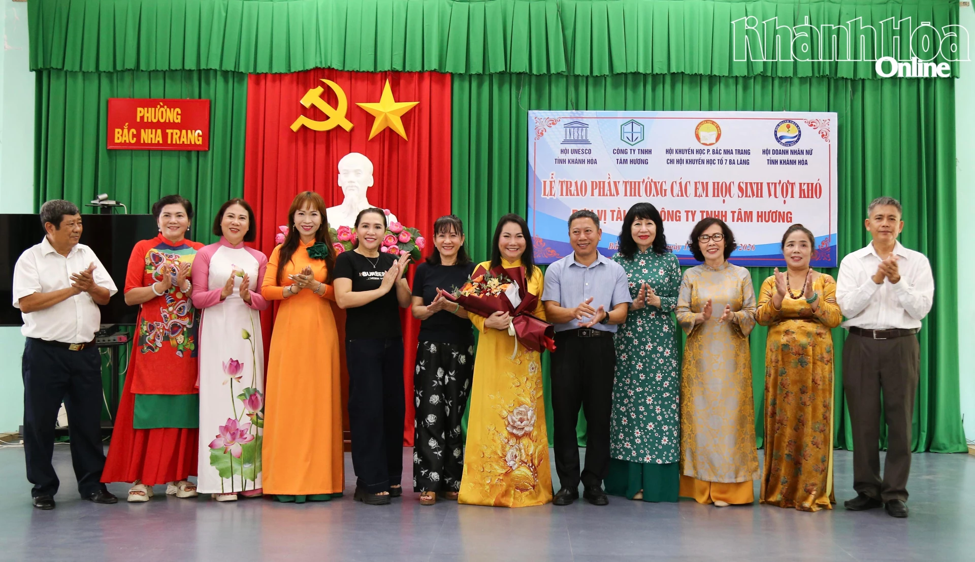 Lãnh đạo UBND phường Bắc Nha Trang tặng hoa tri ân nhà tài trợ.