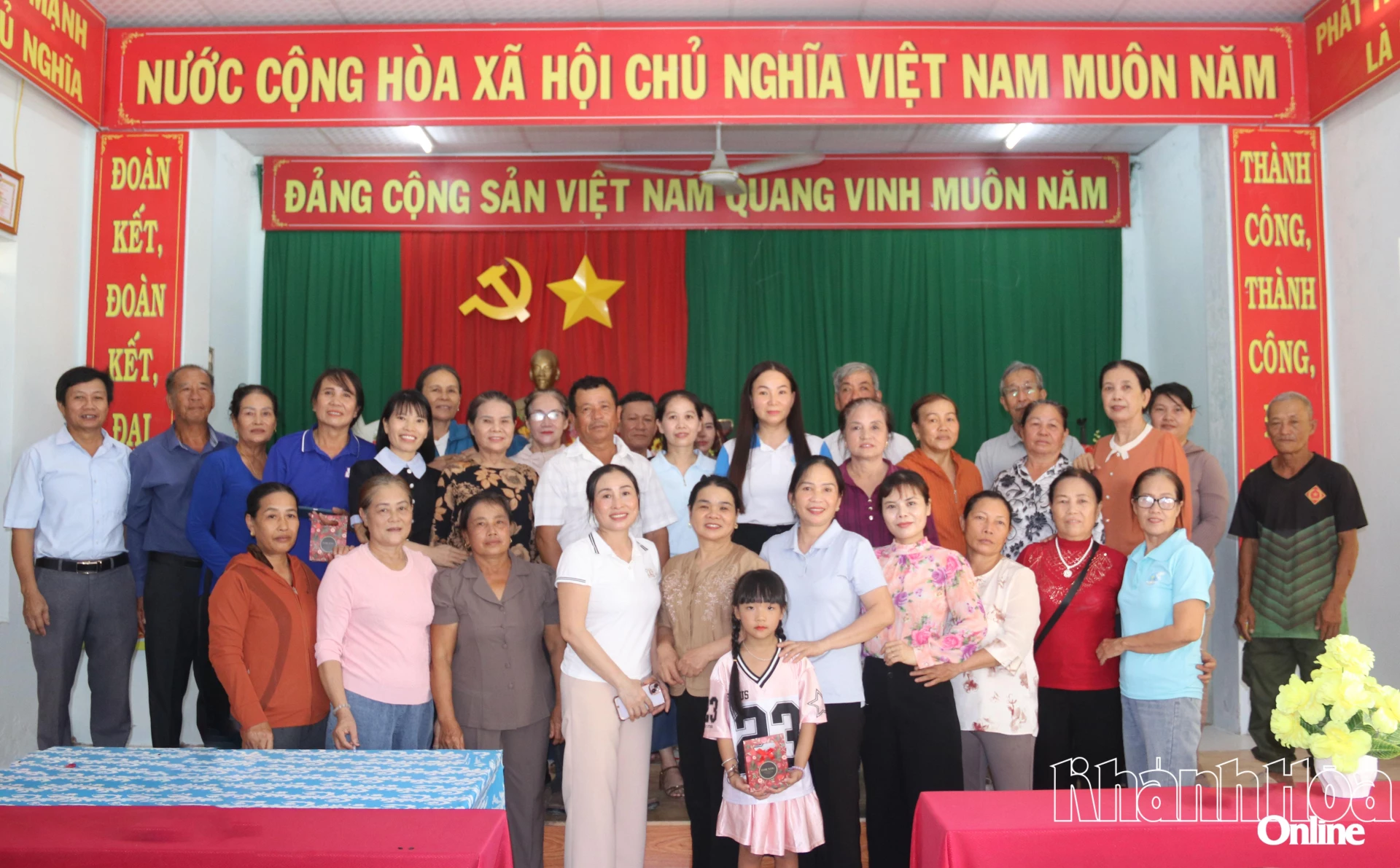 Các thành viên Câu lạc bộ Gia đình hạnh phúc thôn Xuân Đông, xã Vạn Hưng chụp hình lưu niệm tại buổi sinh hoạt.