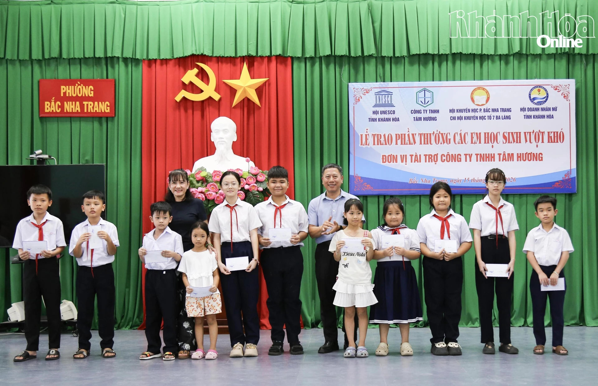 Đại diện các đơn vị trao học bổng cho các em học sinh