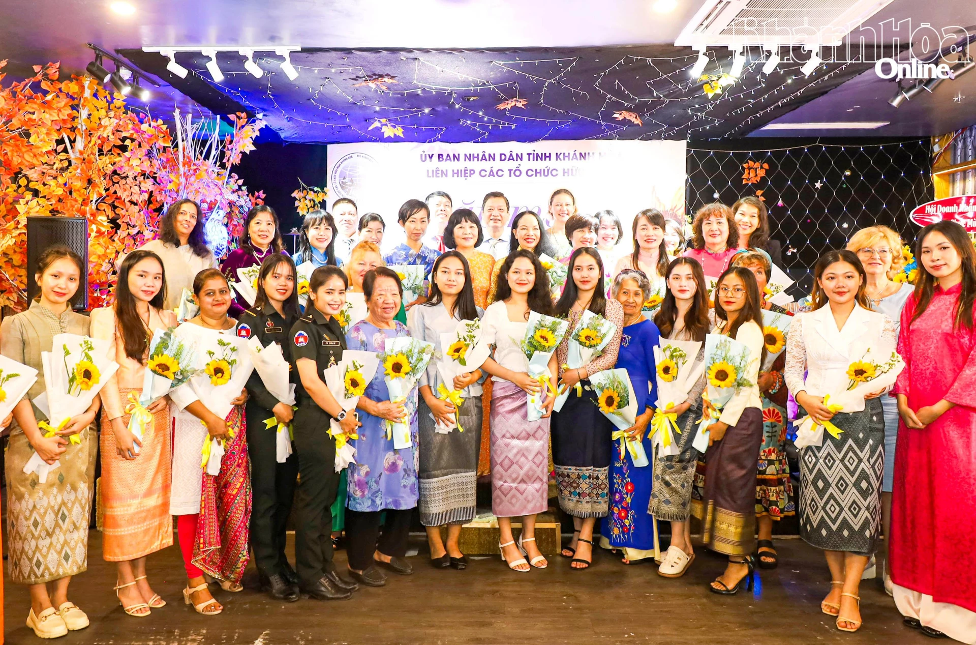 Gặp mặt phụ nữ nước ngoài nhân Ngày Quốc tế Phụ nữ 8-3.