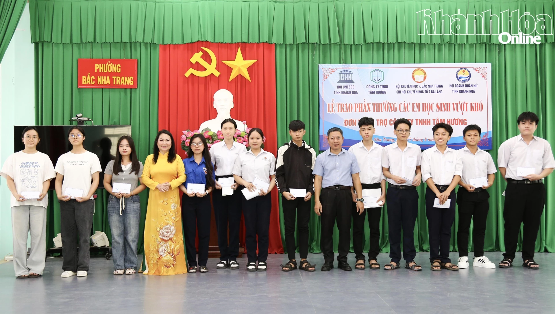 Các học sinh khối Trung học phổ thông nhận học bổng mức 1,2 triệu đồng/suất