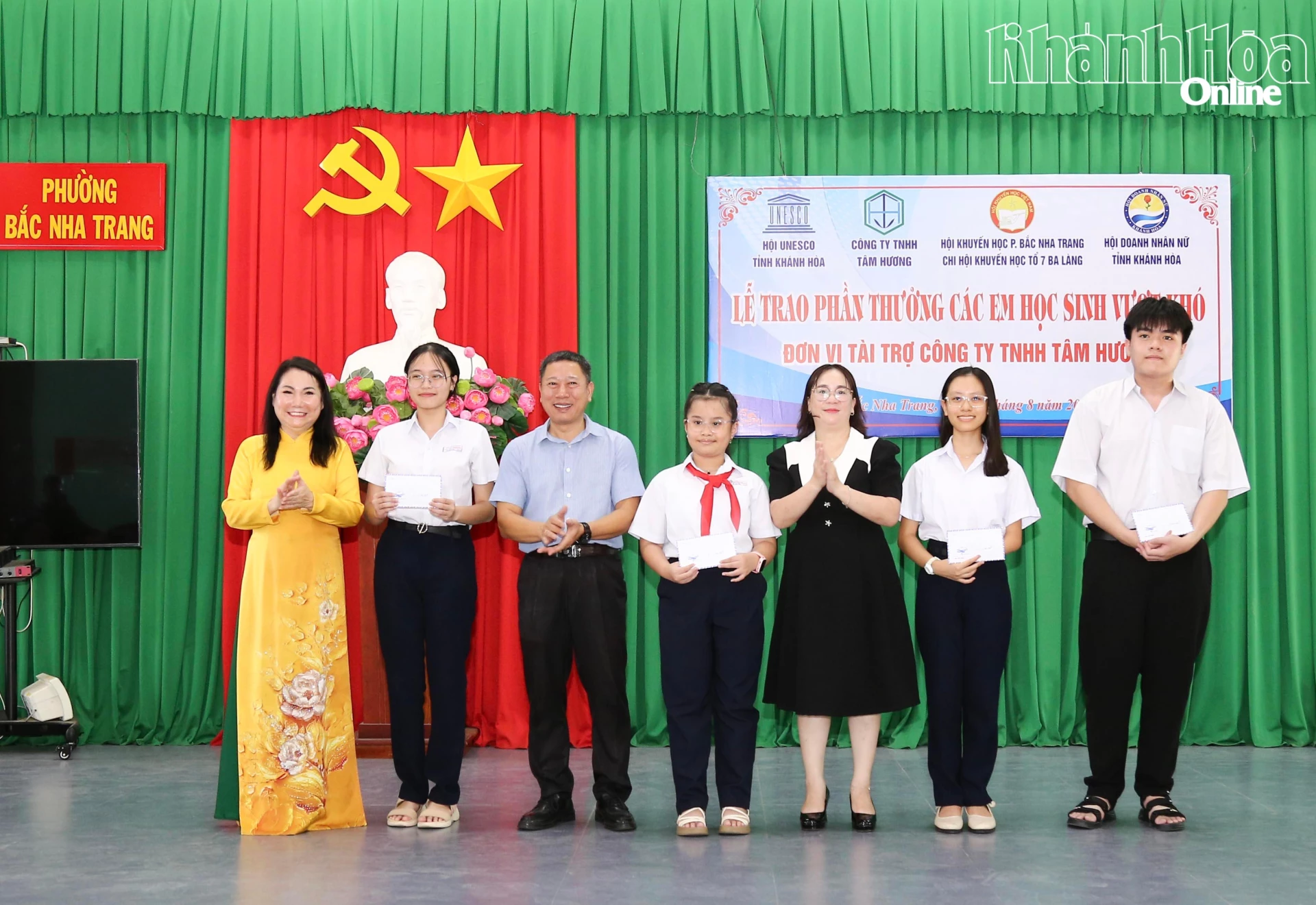 Lãnh đạo UBND phường Bắc Nha Trang, Công ty TNHH Tâm Hương trao học bổng mức 2 triệu đồng/suất cho các em học sinh có hoàn cảnh đặc biệt khó khăn đạt thành tích cao trong học tập