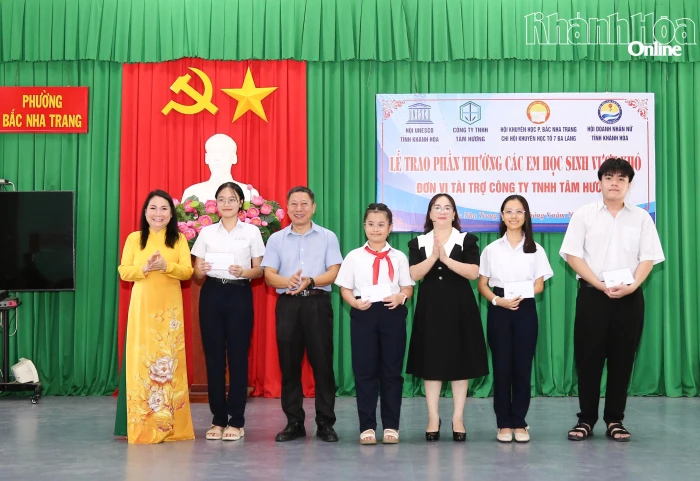 Trao học bổng cho 277 học sinh nghèo vượt khó, học giỏi tại phường Bắc Nha Trang