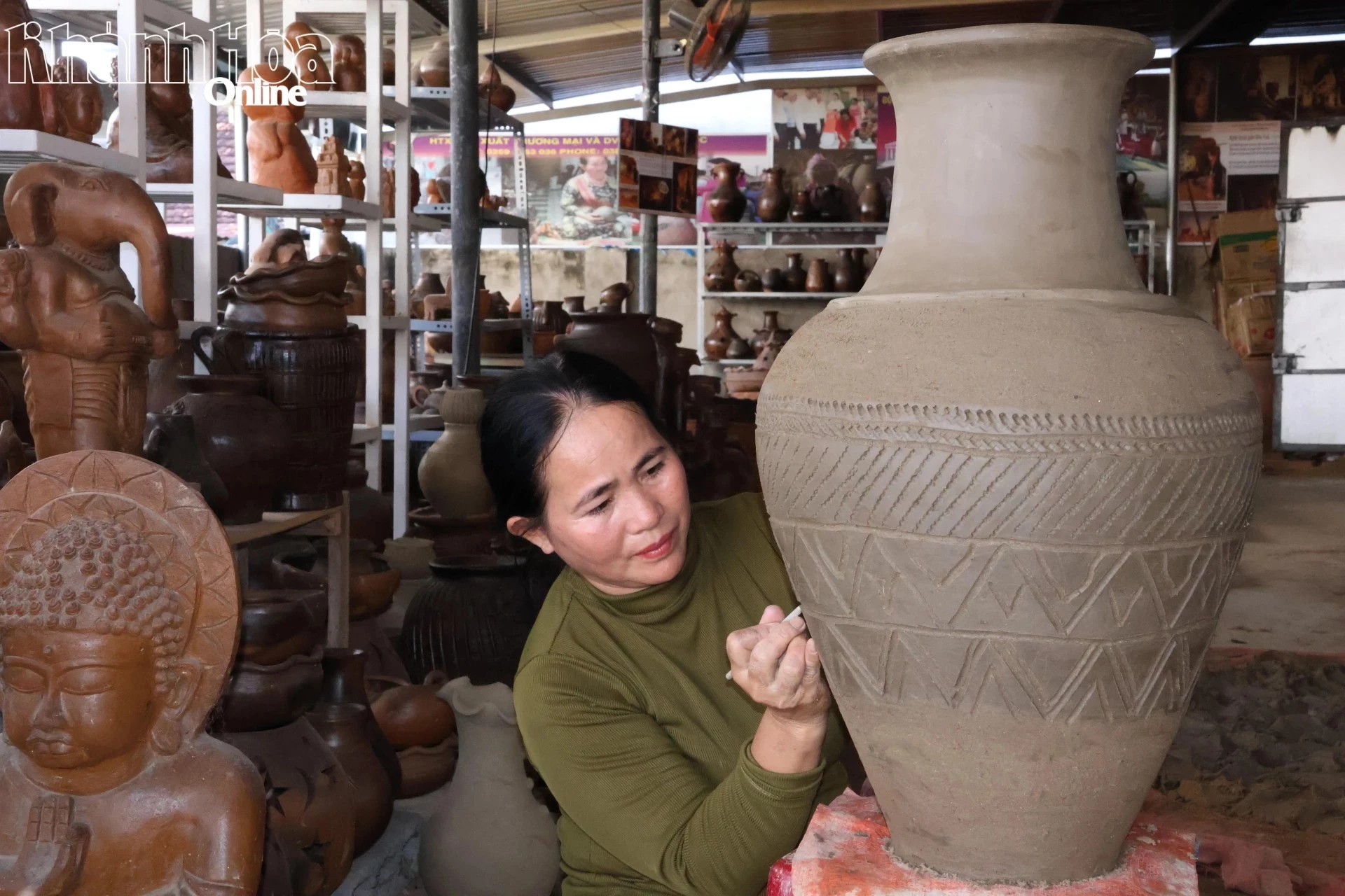 Khắc hoa văn trên sản phẩm gốm Bàu Trúc.