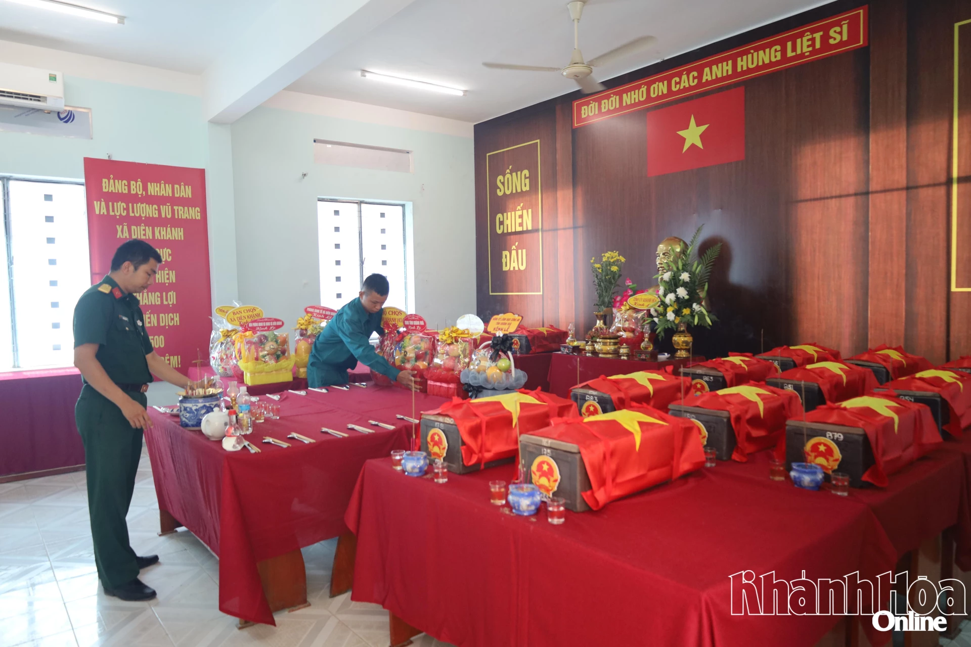 Cán bộ, chiến sĩ Ban Chỉ huy Quân sự xã Diên Khánh canh trực, chăm sóc hương khói 23 hài cốt liệt sĩ đang được bảo quản tại địa phương. 