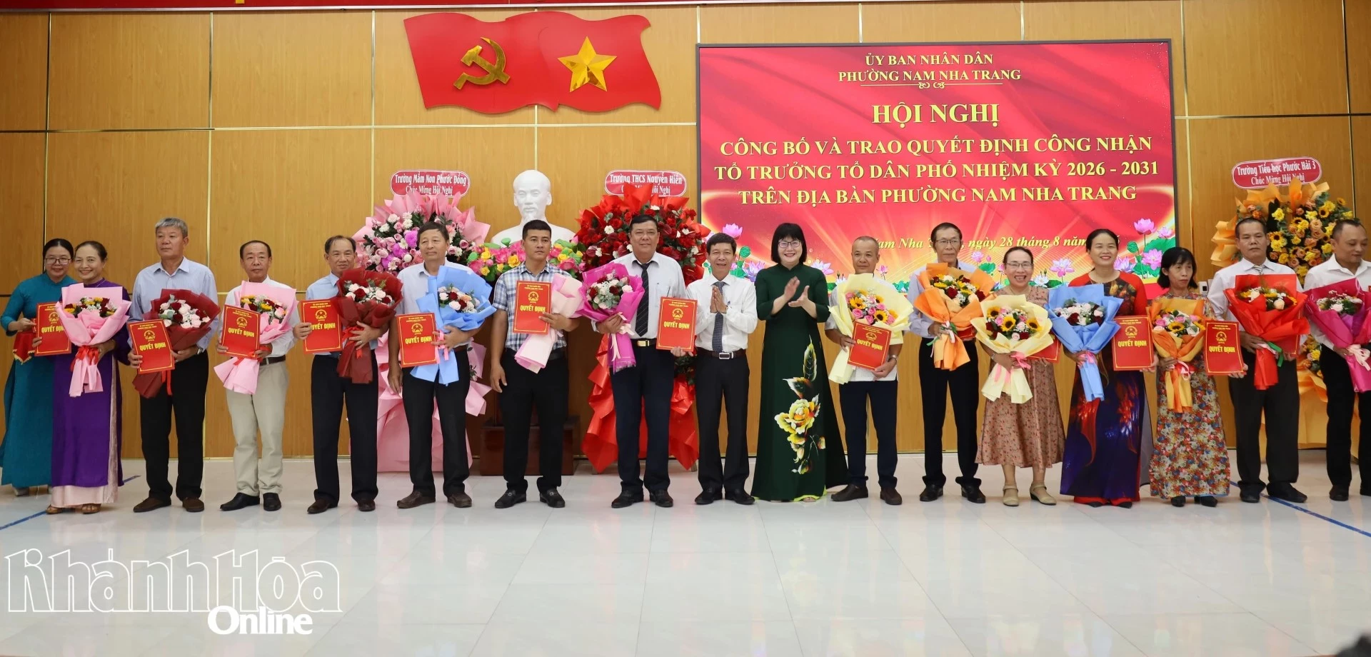 Lãnh đạo Đảng ủy, UBND phường trao quyết định, tặng hoa chúc mừng các tổ trưởng tổ dân phố nhiệm kỳ mới.