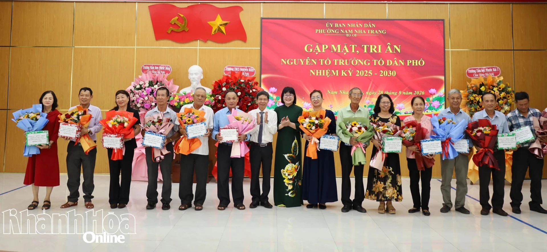 Lãnh đạo Đảng ủy, UBND phường tặng quà, tri ân những người nguyên là tổ trưởng tổ dân phố nhiệm kỳ 2025 - 2030.