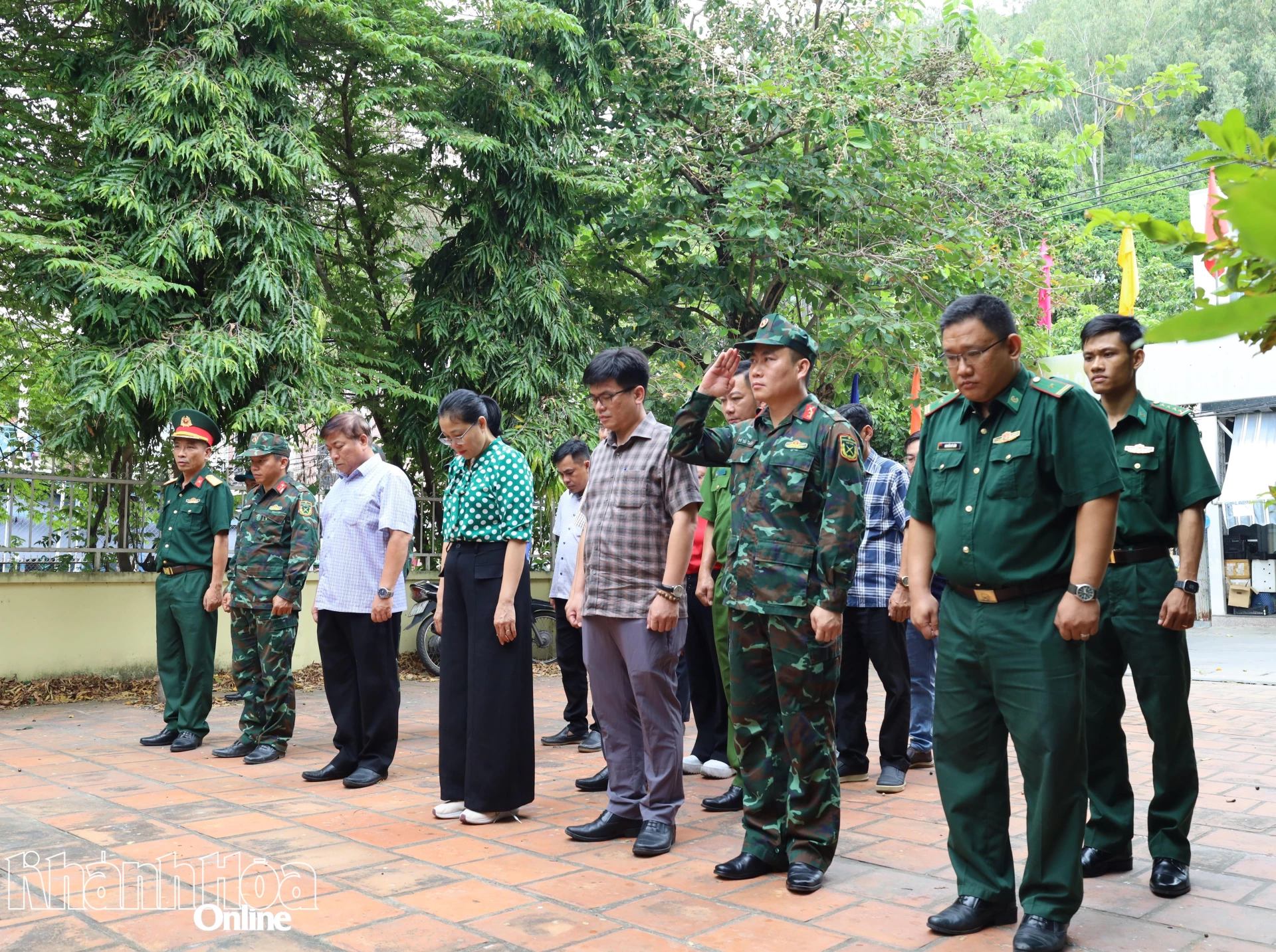Các thành viên đoàn khảo sát thành kính dâng hương tại Đài tưởng niệm liệt sĩ Vĩnh Phước.