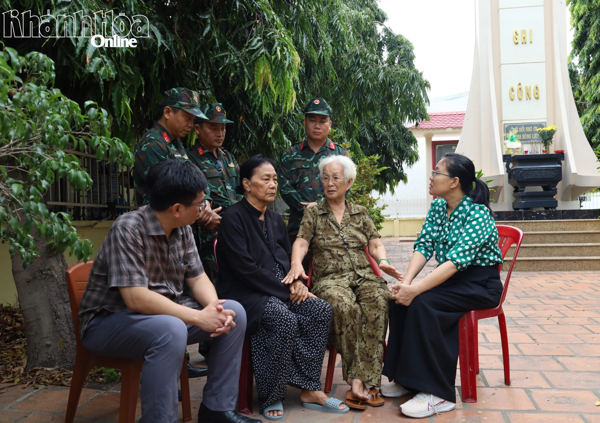 Đoàn khảo sát ghi nhận thông tin của các nhân chứng về hài cốt liệt sĩ tại khu vực Đài tưởng niệm liệt sĩ Vĩnh Phước.