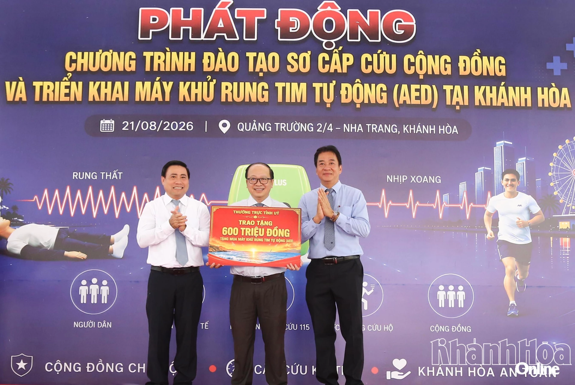 Đồng chí Lâm Đông, đồng chí Nguyễn Long Biên trao 600 triệu đồng cho Sở Y tế để mua máy khử rung tim tự động