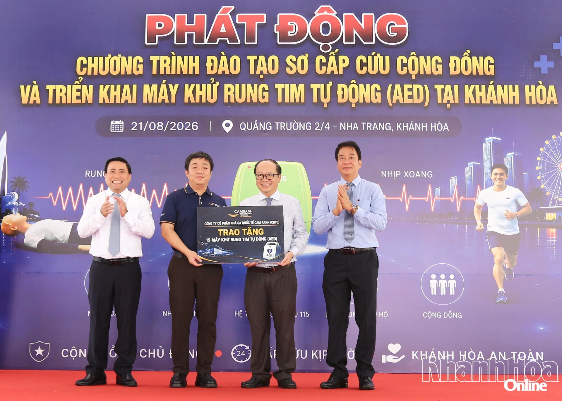 Đại diện Công ty Cổ phần Nhà ga Quốc tế Cam Ranh đã trao tặng 15 máy khử rung tim tự động
