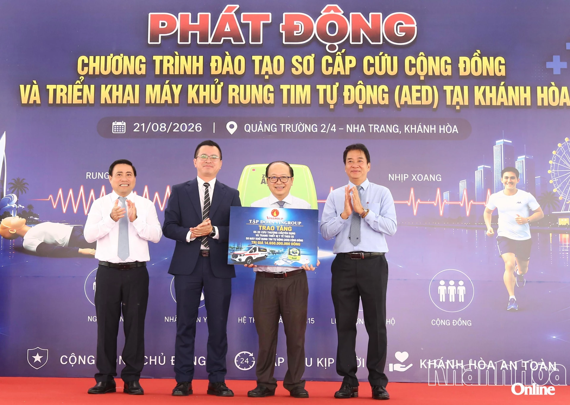 Đại diện Tập đoàn Vingroup trao tặng 5 xe cấp cứu chuyên dụng đặc biệt và 50 máy khử rung tim tim tự động
