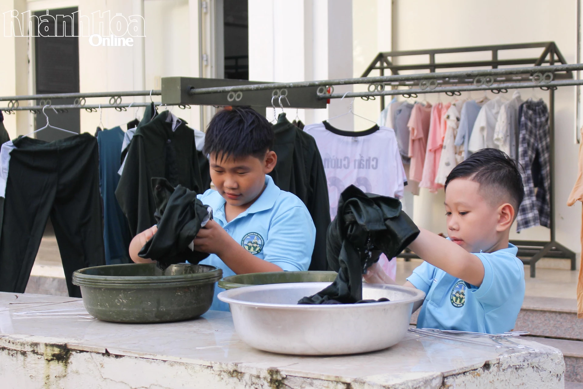 Trong suốt 7 ngày tham gia chương trình, các học viên phải tự mình làm các việc sinh hoạt cá nhân như giặt áo quần, tự gấp xếp nội vụ...
