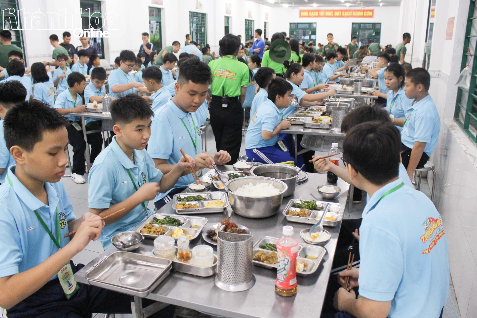 Bữa ăn tập thể của những chiến sĩ nhí.