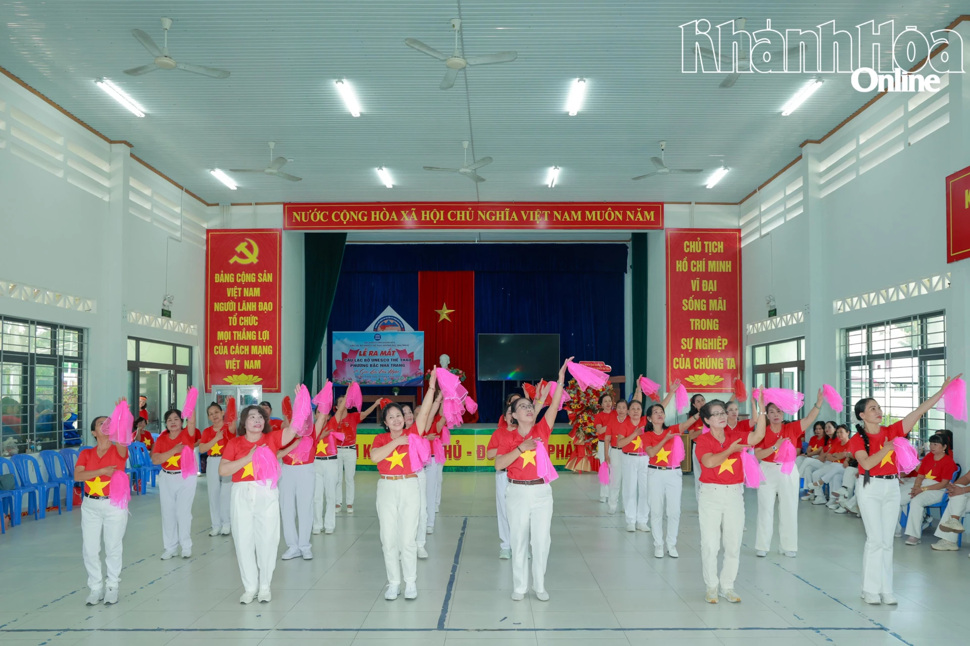 Màn đồng diễn của các thành viên CLB UNESCO thể thao phường Bắc Nha Trang.