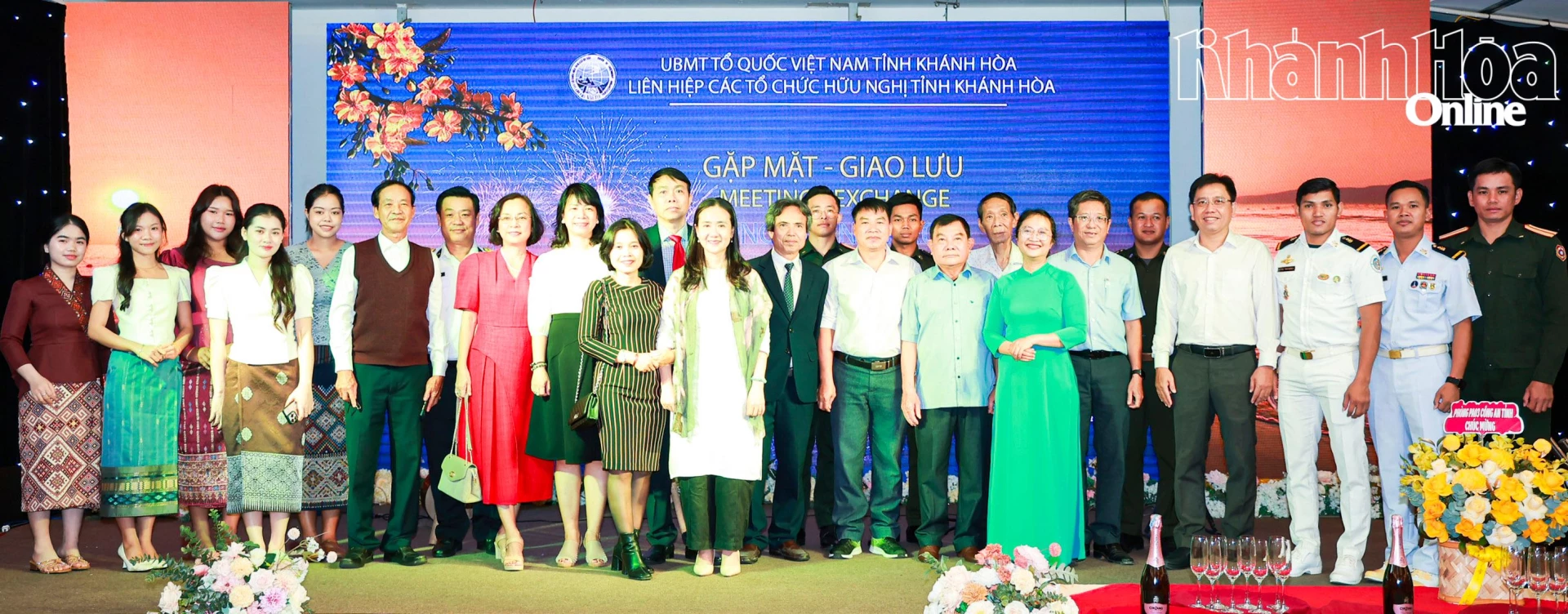 Hình ảnh lưu niệm giữa Ban Chấp hành Liên hiệp các tổ chức hữu nghị Khánh Hòa với sinh viên nước ngoài.
