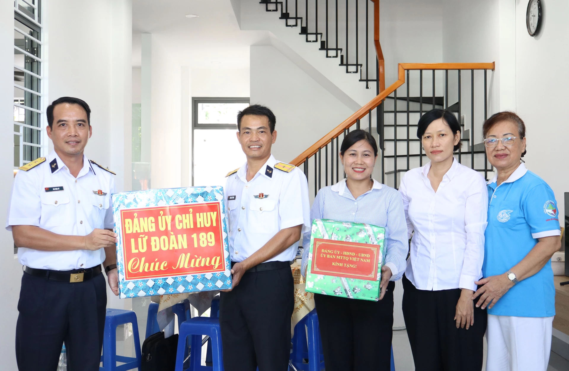 Thủ trưởng Lữ đoàn 189 và lãnh đạo địa phương tặng quà chúc mừng gia đình Thiếu tá Quân nhân chuyên nghiệp Dương Đức Nghĩa .