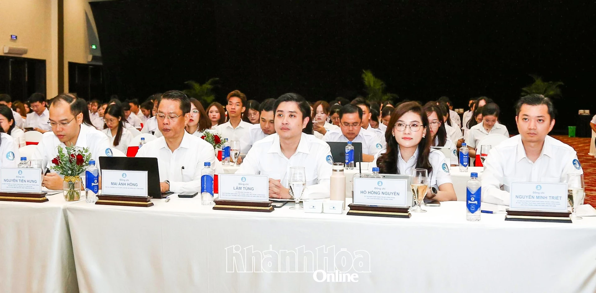 Đồng chí Nguyễn Minh Triết cùng lãnh đạo Trung ương Hội Sinh viên Việt Nam và các đại biểu tham dự hội nghị.
