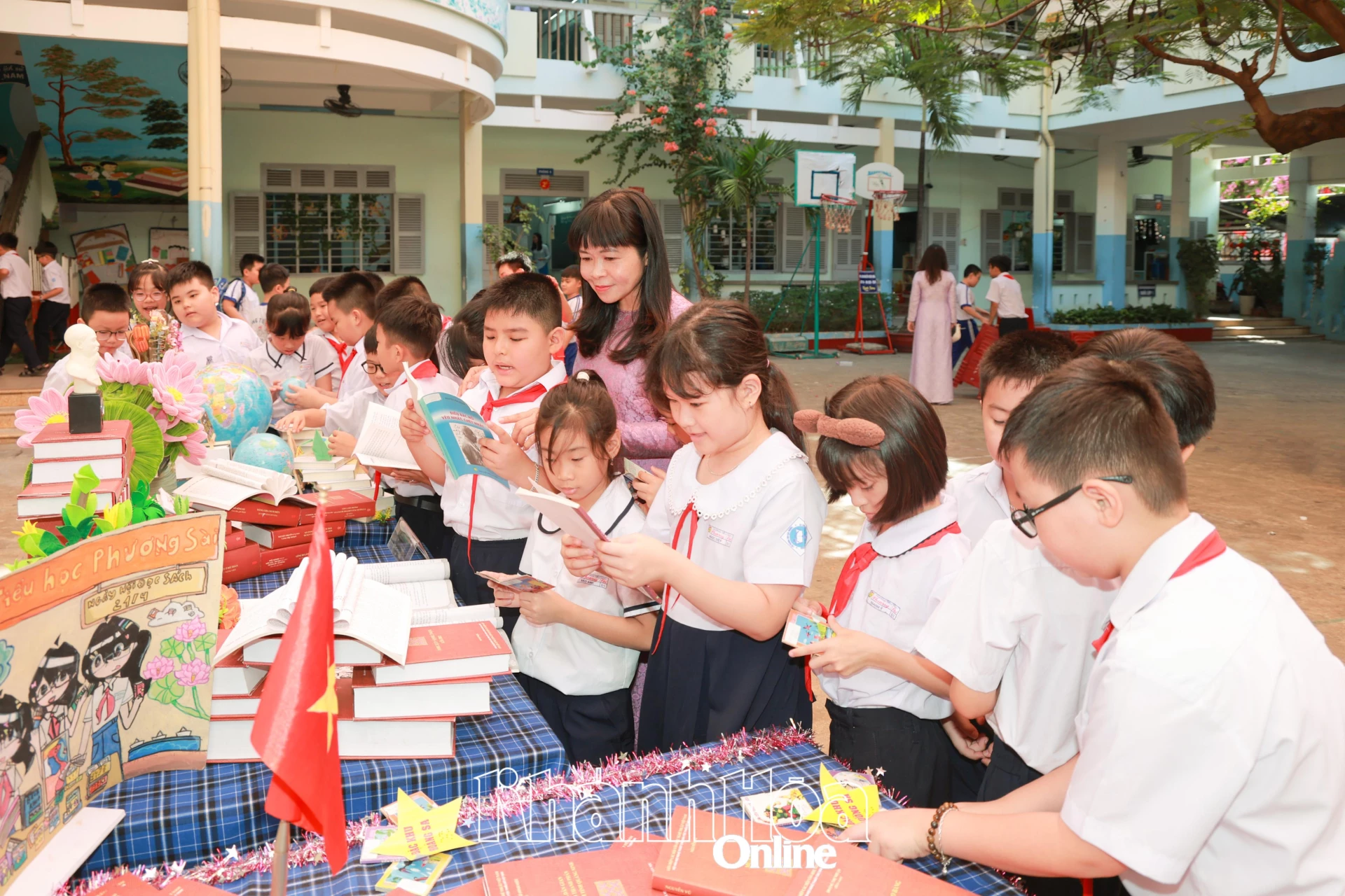 Hoạt động ngoại khóa ở Trường Tiểu học Phương Sài (phường Tây Nha Trang).