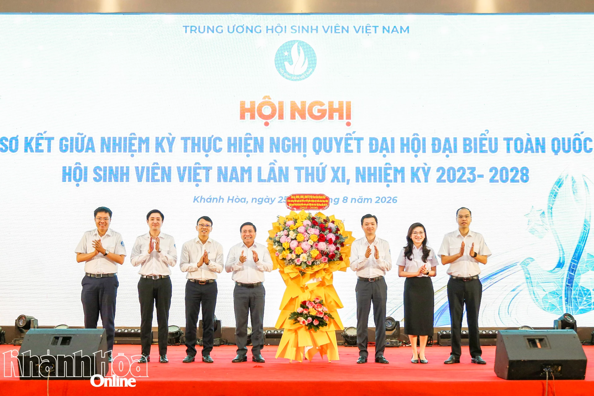 Đồng chí Lâm Đông và đồng chí Nguyễn Thanh Hà tặng hoa chúc mừng hội nghị.