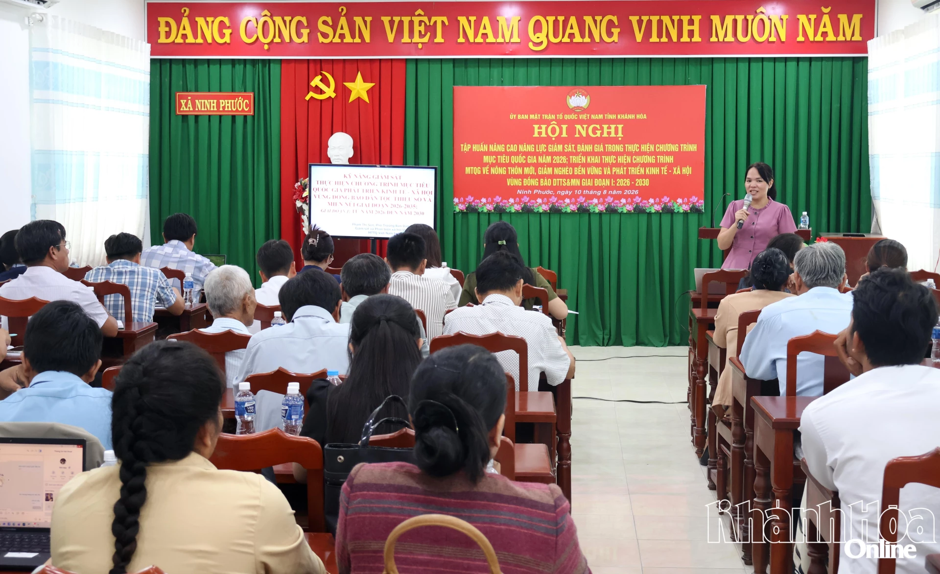 Báo cáo viên Ủy ban MTTQ Việt Nam tỉnh báo cáo chuyên đề về nghiệp vụ, quy trình giám sát của MTTQ Việt Nam.