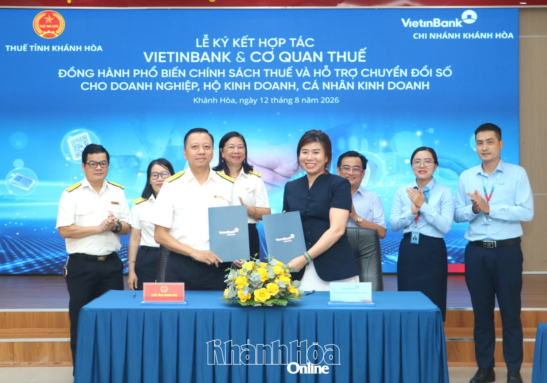Lãnh đạo hai đơn vị thực hiện nghi thức hợp tác.