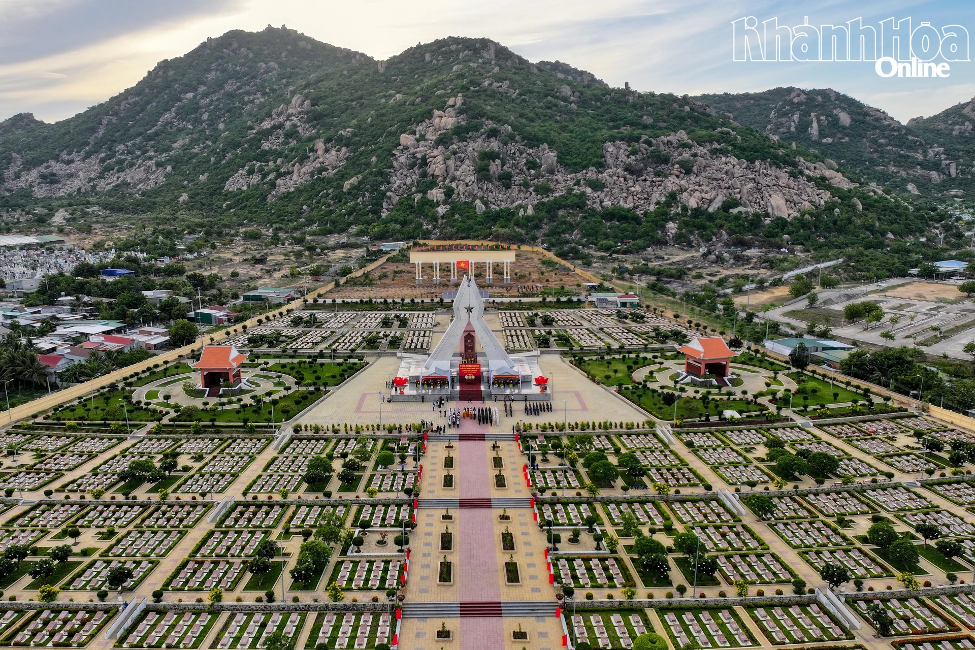 Toàn cảnh Lễ viếng, truy điệu và an táng 8 hài cốt liệt sĩ tại Nghĩa trang liệt sĩ Ninh Thuận.