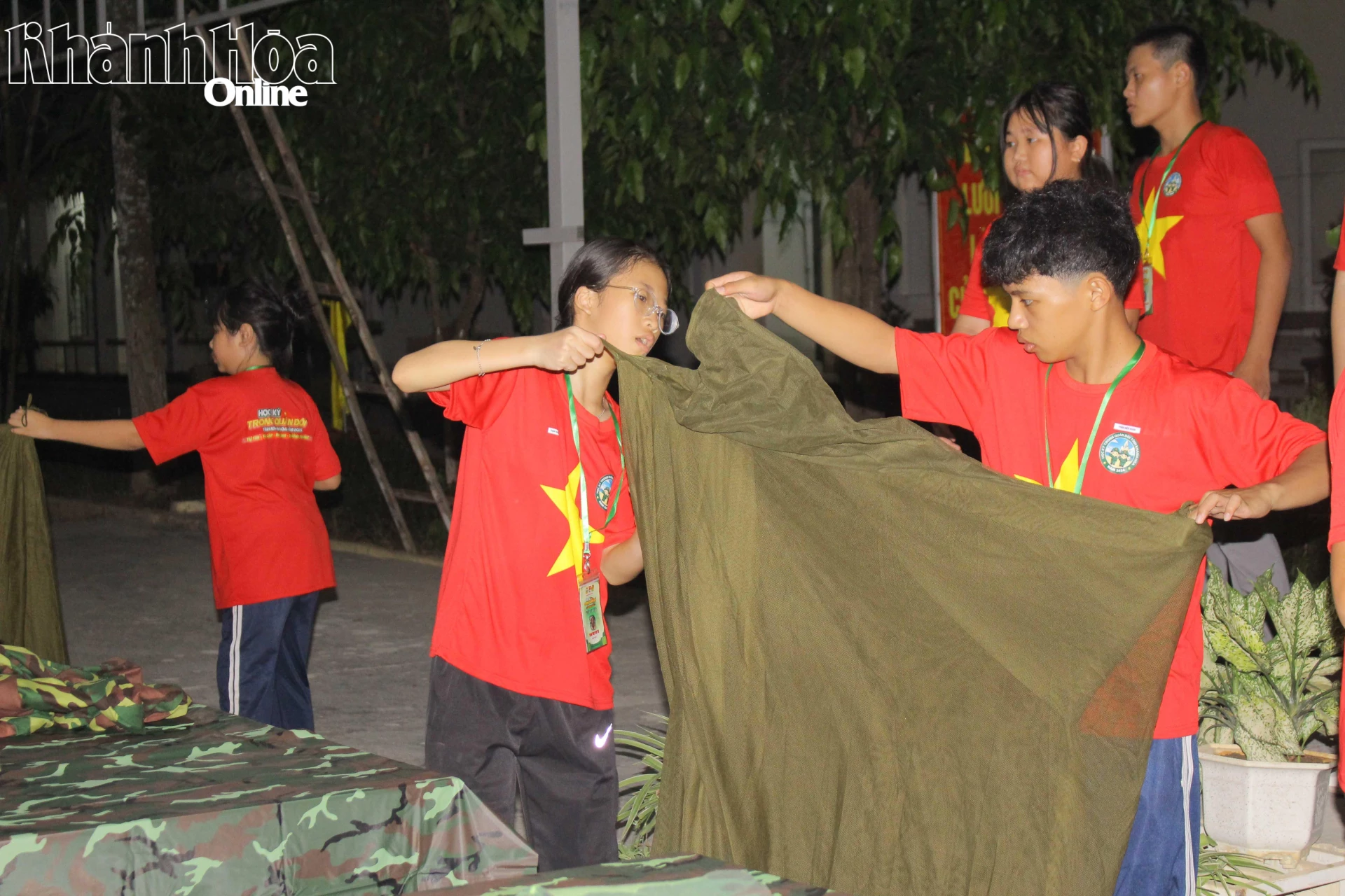 Thi gấp xếp nội vụ.
