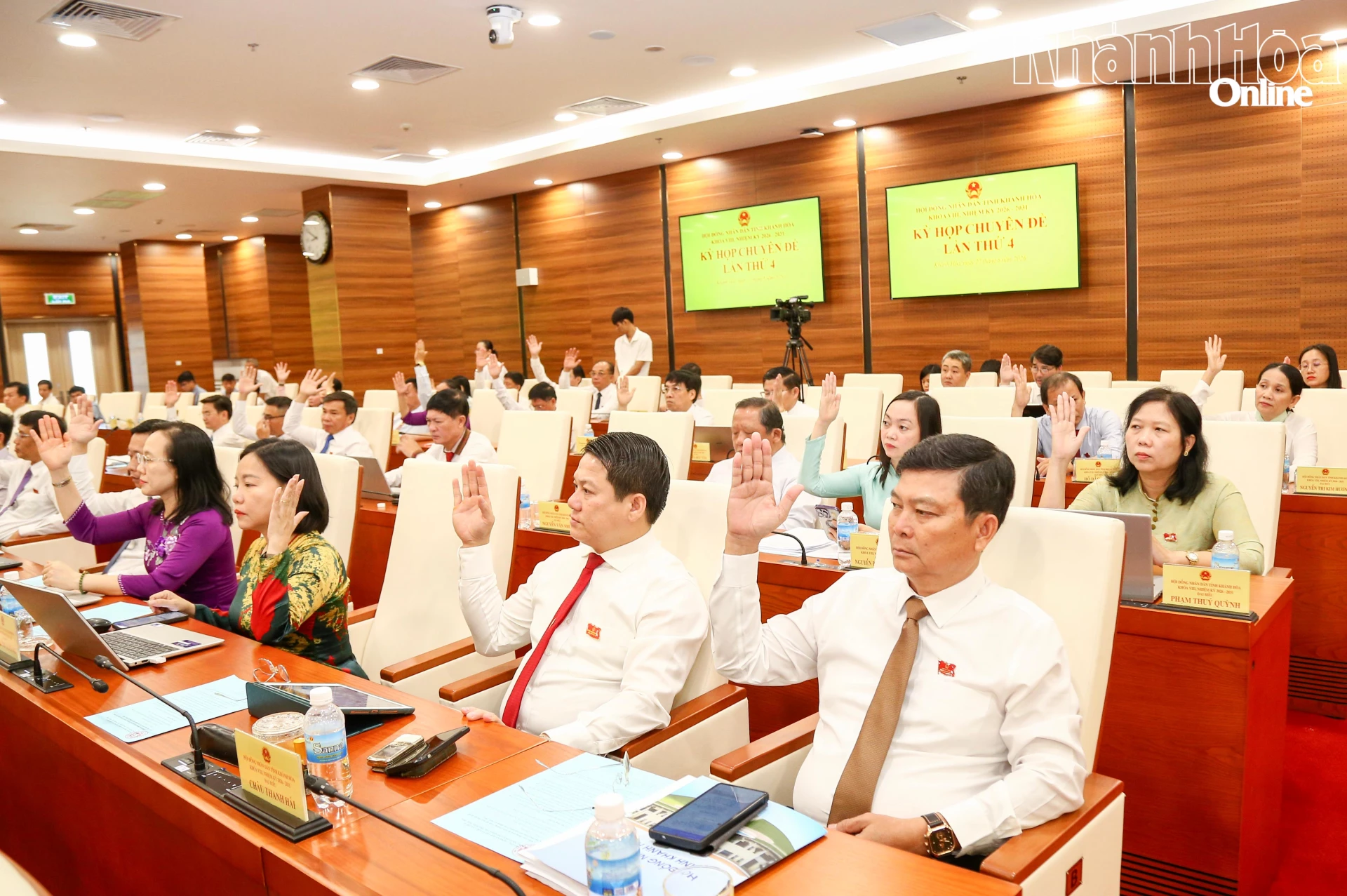 Các đại biểu biểu quyết thông qua nghị quyết tại kỳ họp.