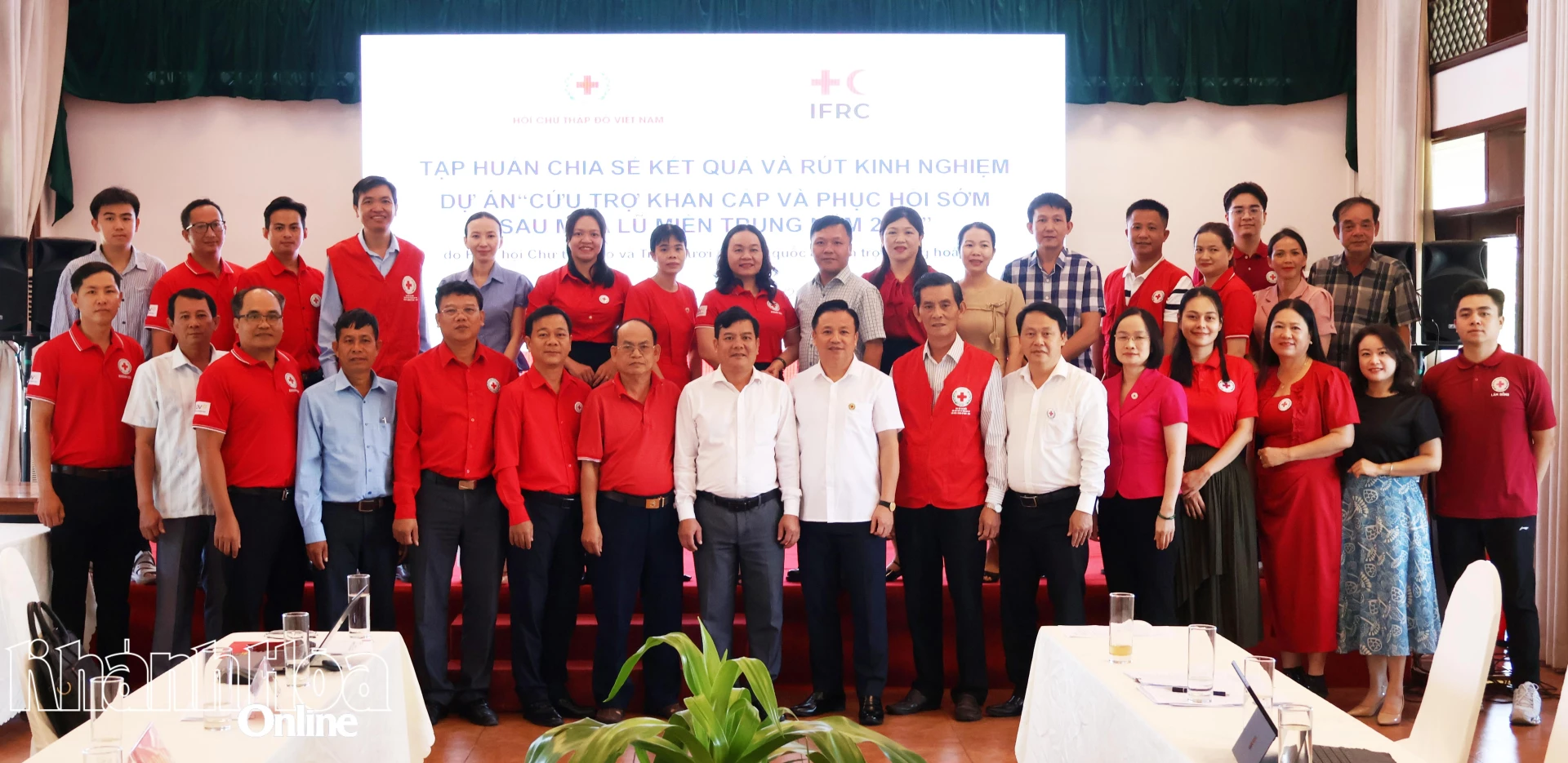 Các đại biểu dự hội nghị chụp hình lưu niệm.