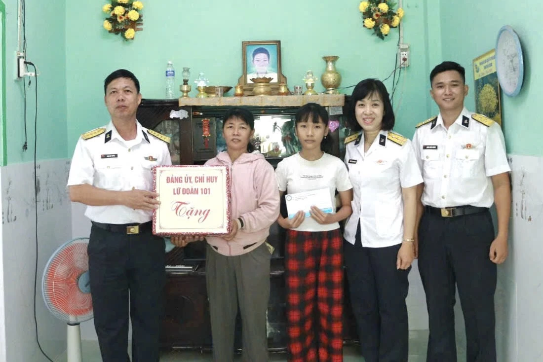Thủ trưởng lữ đoàn cùng đoàn công tác tặng quà cho gia đình con ngư dân.
