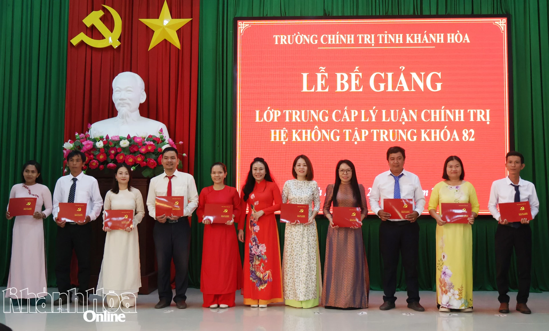 Lãnh đạo Trường Chính trị tỉnh Khánh Hòa trao bằng tốt nghiệp cho các học viên.