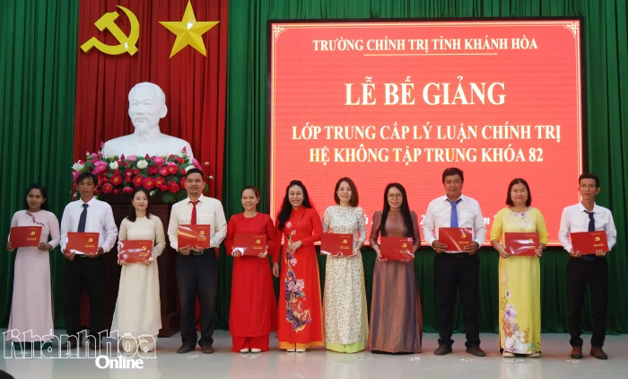 Bế giảng lớp Trung cấp lý luận chính trị hệ không tập trung khóa 82