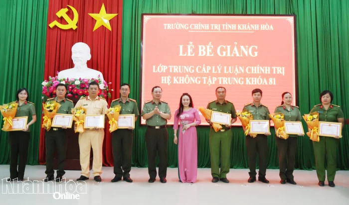 Bế giảng lớp Trung cấp lý luận chính trị hệ không tập trung khóa 81