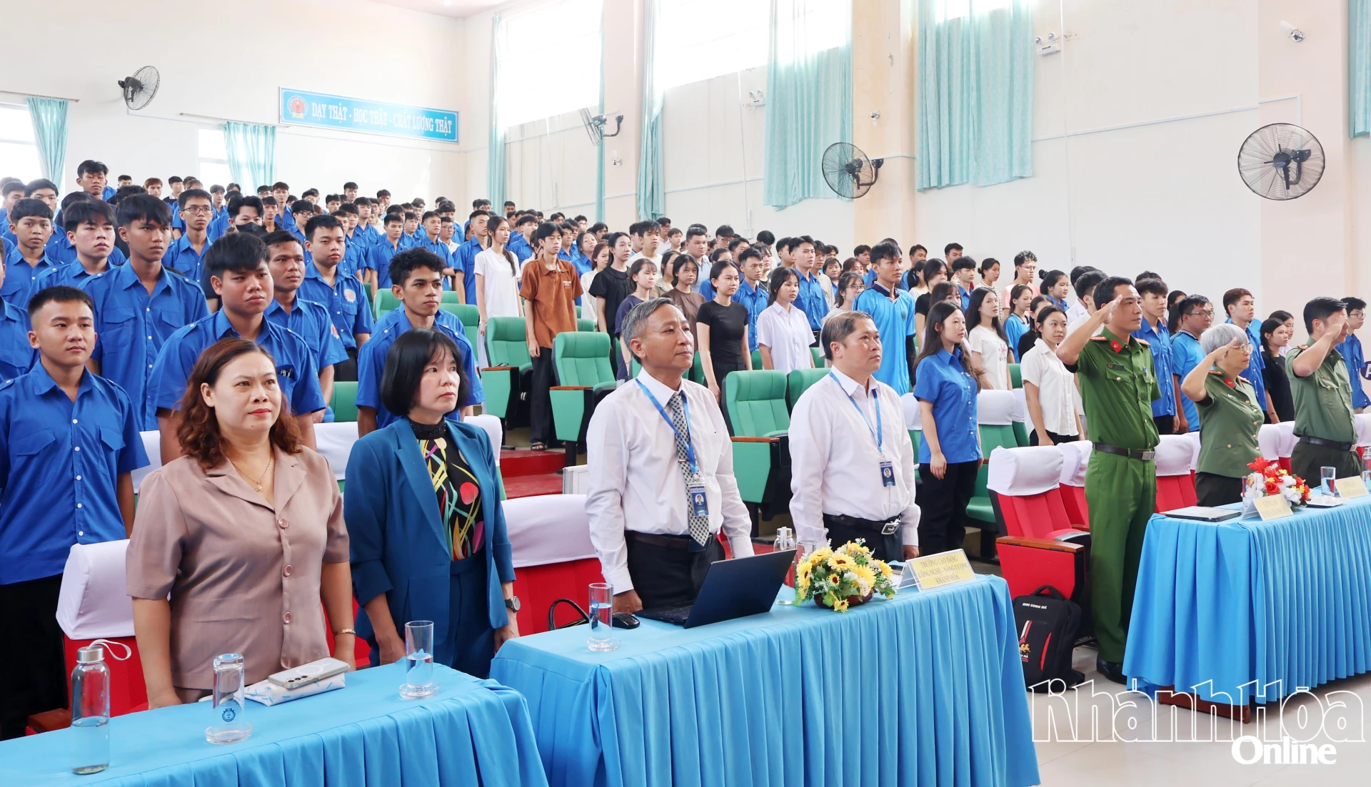 Các đại biểu và sinh viên khóa K26 - hệ cao đẳng năm học 2026 - 2027 thực hiện nghi thức  chào cờ.